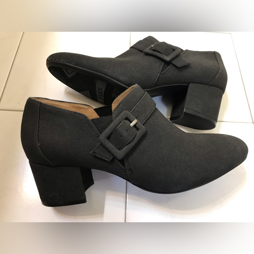 NWOT! Life Stride soft system blackish shoes. Size 9.